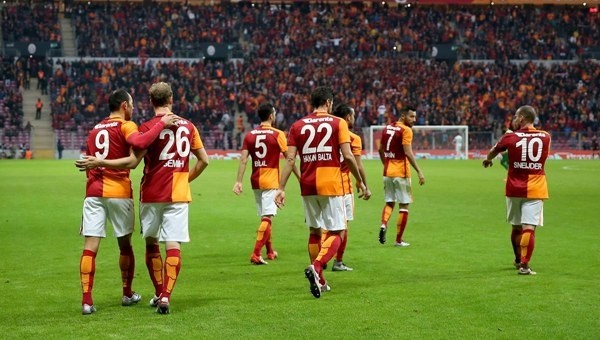 Galatasaray savunmaya çözüm bulamıyor!