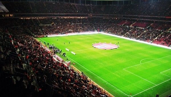 Galatasaray taraftarları sadece 2 oyuncuyu tribüne çağırdı!
