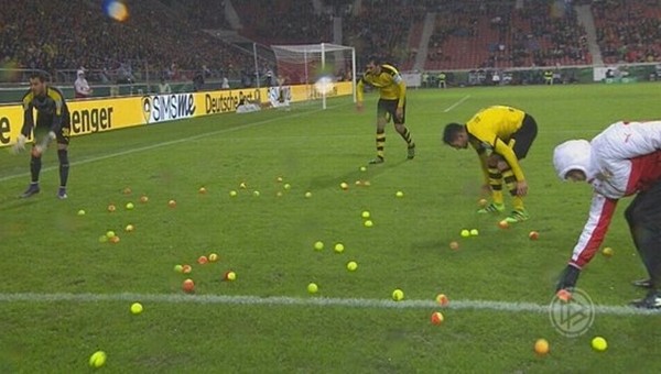 Kızgın Dortmund taraftarları sahaya tenis topları fırlattı