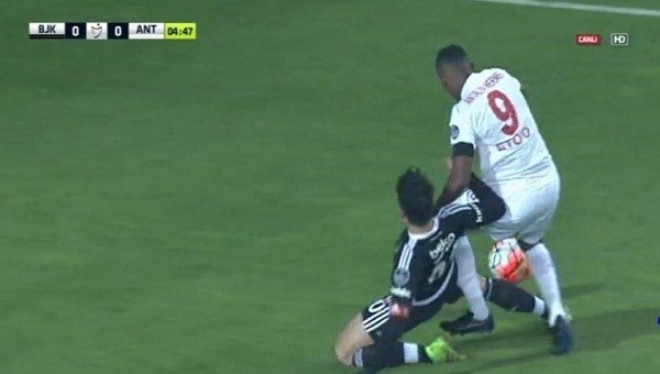 Eto'o'nun Beşiktaş maçında penaltı isyanı