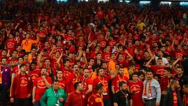 Galatasaray taraftarları birbirine girdi