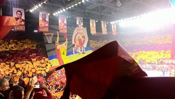 Galatasaray taraftarlarından laiklik tepkisi - İZLE