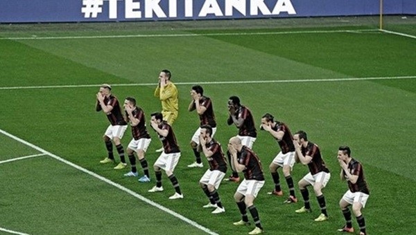 Milanlı futbolcular Carpi maçı öncesi Haka dansı yaptı - İZLE