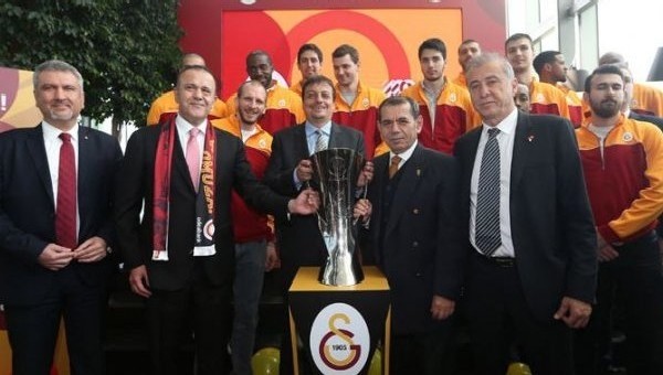 Dursun Özbek 1 yılda 5 kupa kazandı