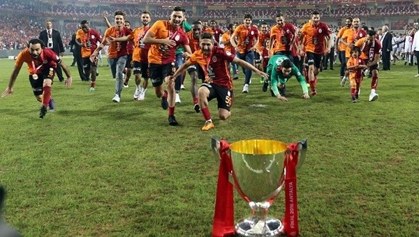 Galatasaray'ın geleceği... Podolski mi? Sneijder mi?
