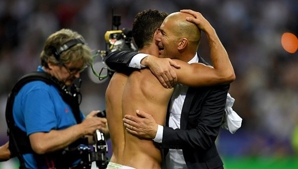 Zinedine Zidane tarihin 7. harikası oldu