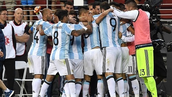 Copa America Haberleri: Arjantin, Şili'yi devirdi (Arjantin Şili maç özeti)