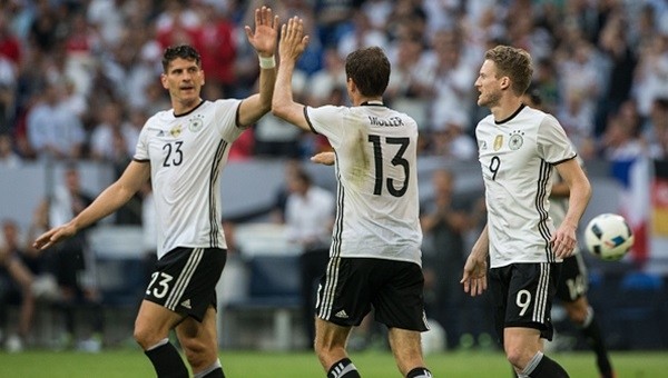  Lukas Podolski ve Mario Gomez'li Almanya'dan net galibiyet