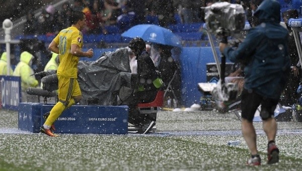  Ukrayna - Kuzey İrlanda maçında dolu yağdı, maç durdu