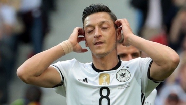 Mesut Özil'in Almanya - Slovakya maçında kaçırdığı penaltı