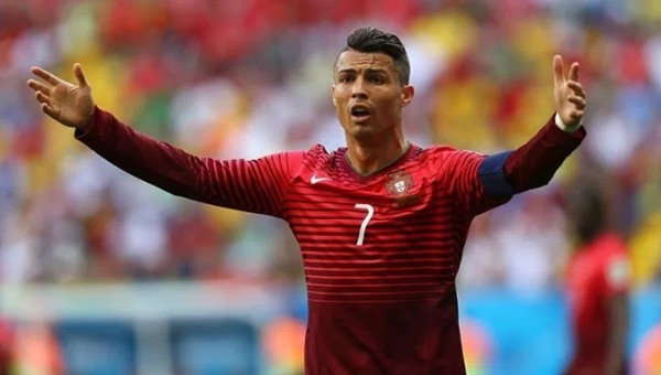 Cristiano Ronaldo gazetecinin mikrofonunu attı (iİZLE)