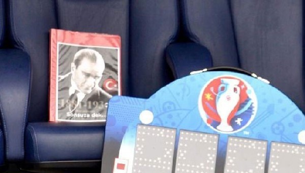 Yedek kulübesinde Atatürk resmi