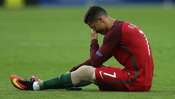 Cristiano Ronaldo EURO 2016 finalinde sakatlandı, gözyaşlarını tutamadı