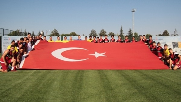 Eskişehirspor ve Alpay Özalan'dan darbe girişimine bayraklı tepki