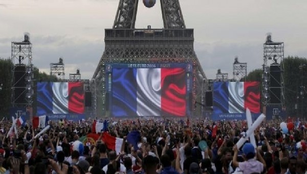 Fransa'da taraftarlar Fan Zone'a sığmadı