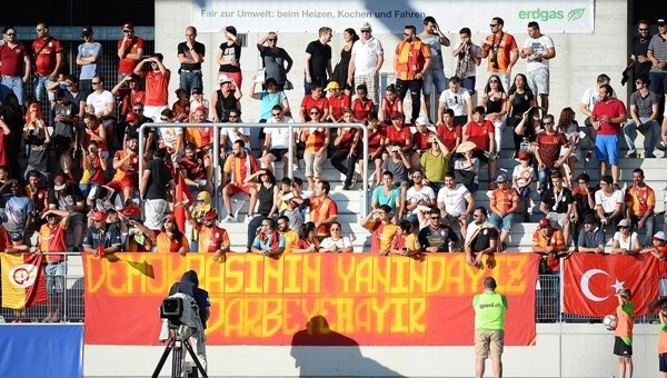 Galatasaraylı taraftarlardan darbeye tepki