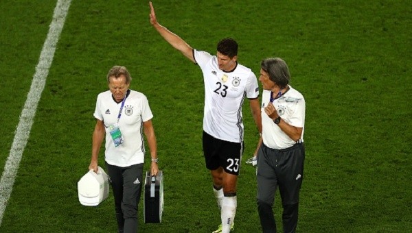 Mario Gomez Almanya - İtalya maçında sakatlandı - Mario Gomez'in sakatlığı ciddi mi?