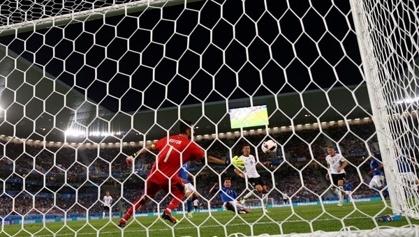 Mesut Özil'in İtalya'ya attığı gol - İZLE