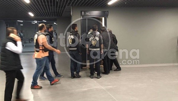 Beşiktaş taraftarları kapıları kırdı