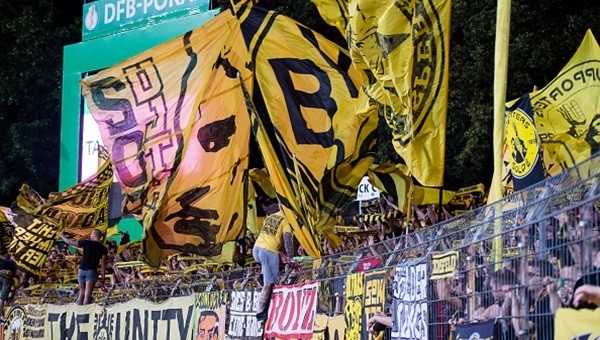 Borussia Dortmund taraftarı Red Bull'u protesto ediyor
