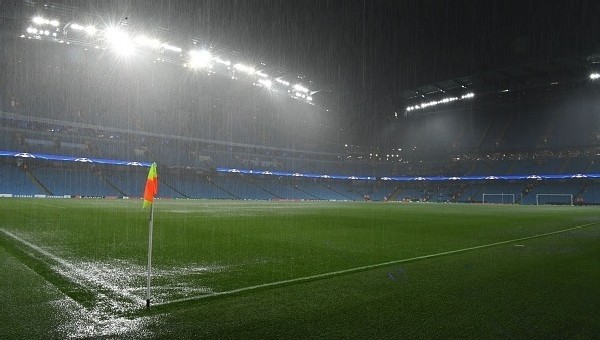 Şampiyonlar Ligi'nde maç ertelendi! Yoğun yağış