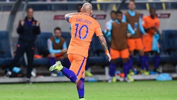 Hollanda bir puanı Sneijder'le kurtardı (İZLE)