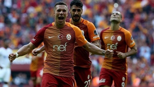 Podolskiden Beşiktaş taraftarına taş!