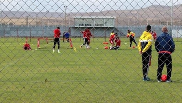 Mesut Bakkal Sivasspor antrenmanında Hande Yener çaldırdı