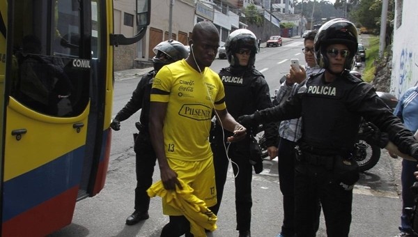 Valencia saha içinde polisten kaçtı!