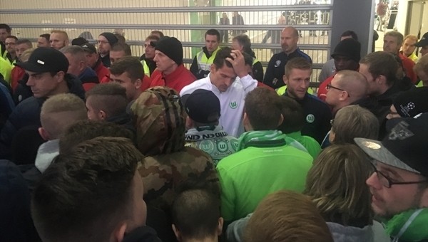 Wolfsburg taraftarları protesto etti, Mario Gomez sakinleştirdi
