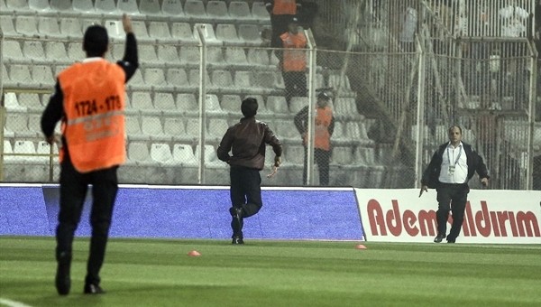 Adanaspor - Beşiktaş maçı öncesi sahaya taraftar girdi