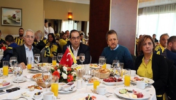 Fenerbahçe yöneticileri ve üyeleri derbi öncesinde bir araya geldi