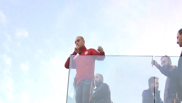Sneijder otelin balkonundan 3'lü çektirdi