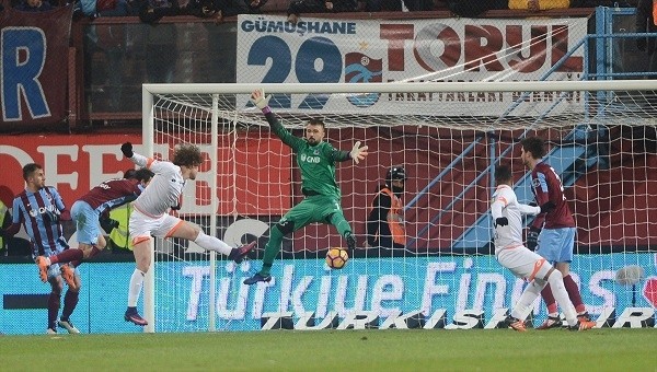 Adanasporlu Bekir, Trabzonspor maçında hakeme sarıldı
