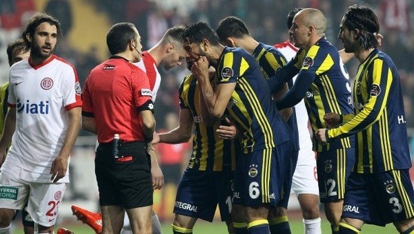 Fenerbahçeli yıldız Cüneyt Çakır'ı fırçaladı