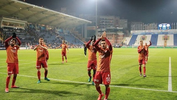 Galatasaraylı futbolculardan fedakarlık