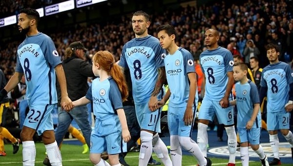 Manchester City sahaya İlkay Gündoğan formalarıyla çıktı- İZLE