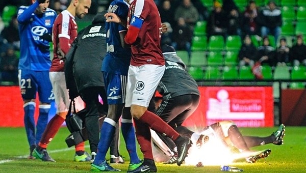 Metz - Lyon maçında kaleciye bomba atıldı - İZLE