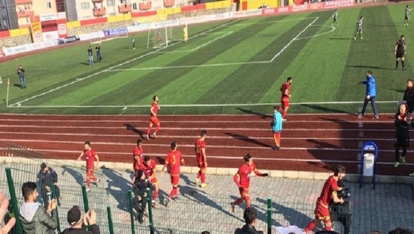 Samsunspor ve Çorlusporlu futbolcular golden sonra polislere koştu