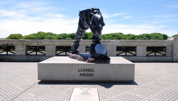 Arjantin'de Lionel Messi heykeline saldırdılar