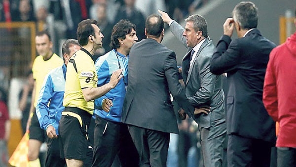 Bursaspor'un hocası Hamza Hamzaoğlu, Trabzonspor maçında tribüne gönderildi