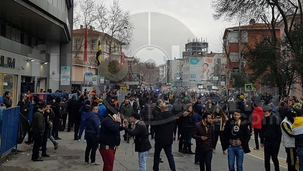 Kadıköy'de stat çevresinde Galatasaray ve Beşiktaş'a küfür