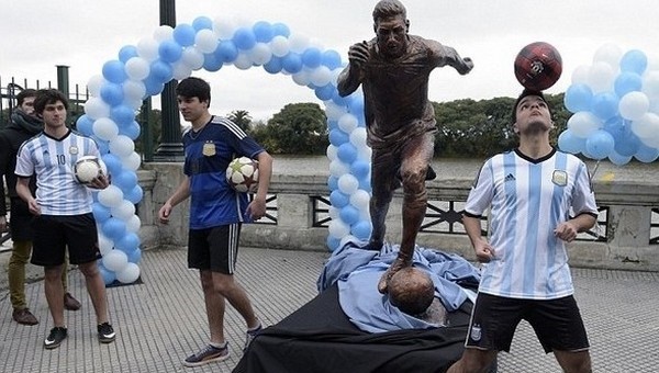 Lionel Messi'nin heykeline saldırı