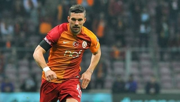 Podolski asistini yaptığı golün sevincine katılmadı