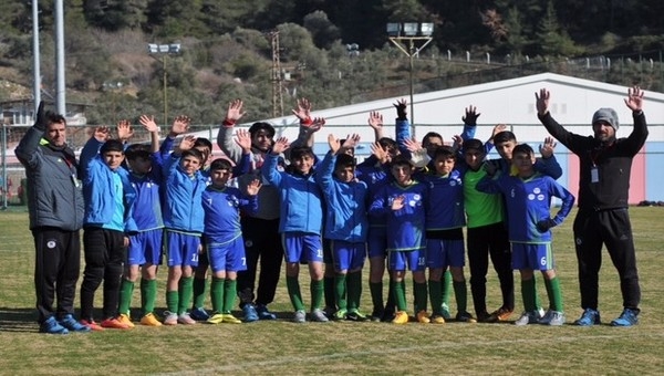 Suriye'den kaçan çocuklar, U12 İzmir Cup ön elemesine katıldı