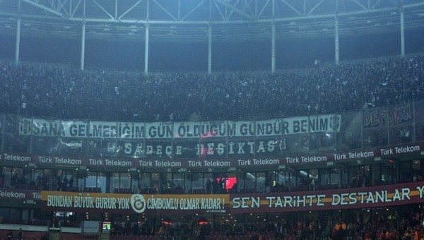 Beşiktaşlı taraftarlardan Galatasaray yönetimine olay tezahürat
