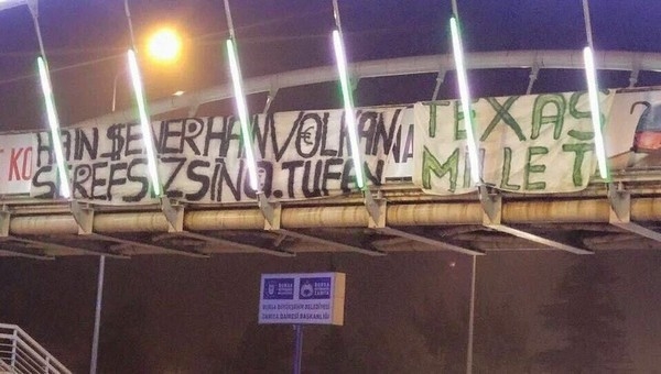 Bursa'da Fenerbahçeli futbolcular için olay pankart