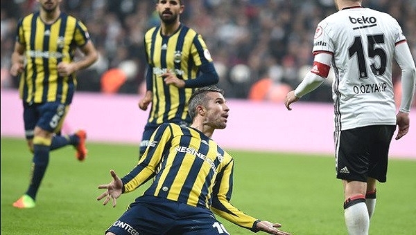 Fenerbahçe'den Beşiktaş'a Robin van Persie göndermesi