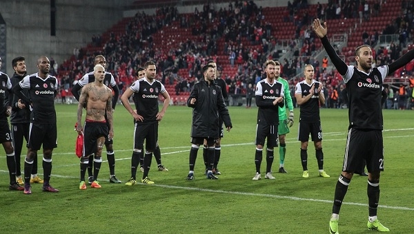 Hapoel Beer Sheva taraftarları Beşiktaş'ı alkışladı