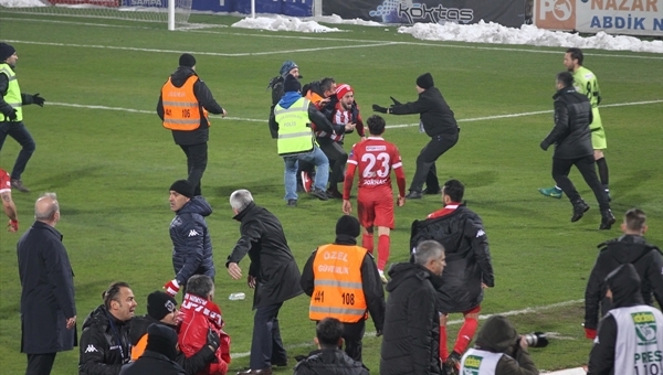 Samsunspor - Mersin İdmanyurdu maçında olay çıktı
